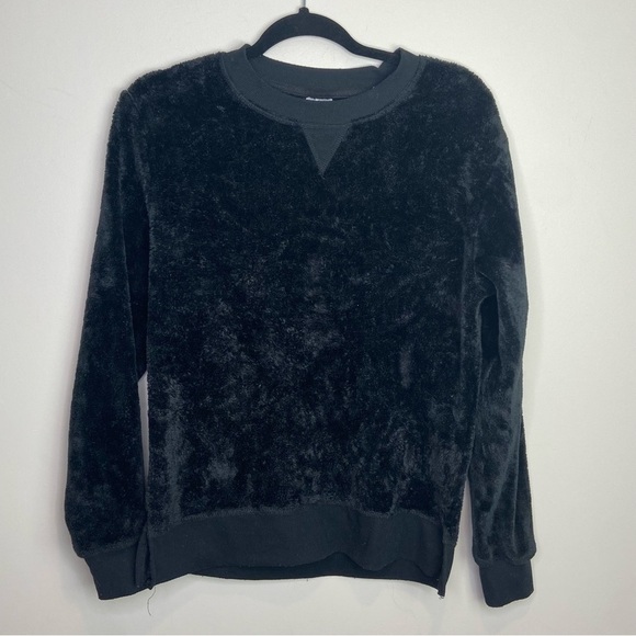 Fluffy‎ black pullover size large - Picture 1 of 5